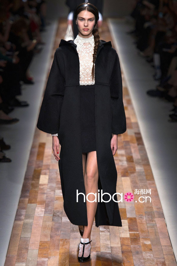 Fashion Week de Paris : La Jeune Fille à la perle de Valentino