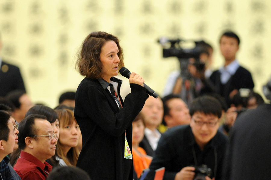 Caroline Puel, journaliste de l'hebdomadaire français Le Point pose des questions lors de la conférence de presse du ministre chinois des Affaires étrangères Yang Jiechi.