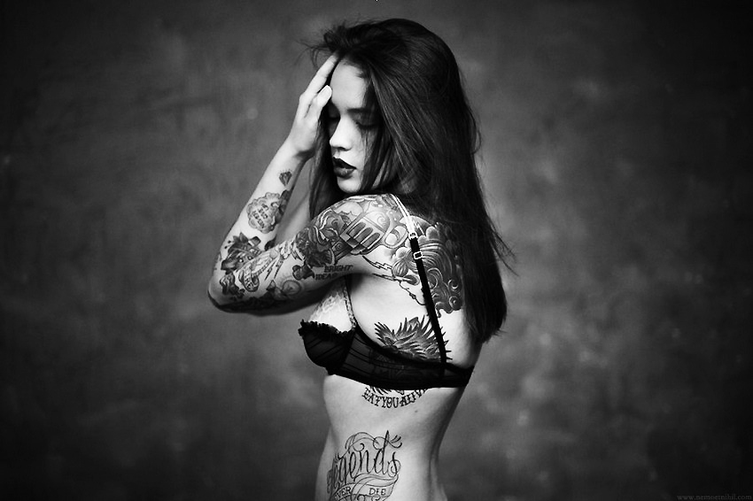 De jolies femmes tatouées