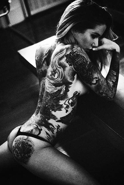 De jolies femmes tatouées