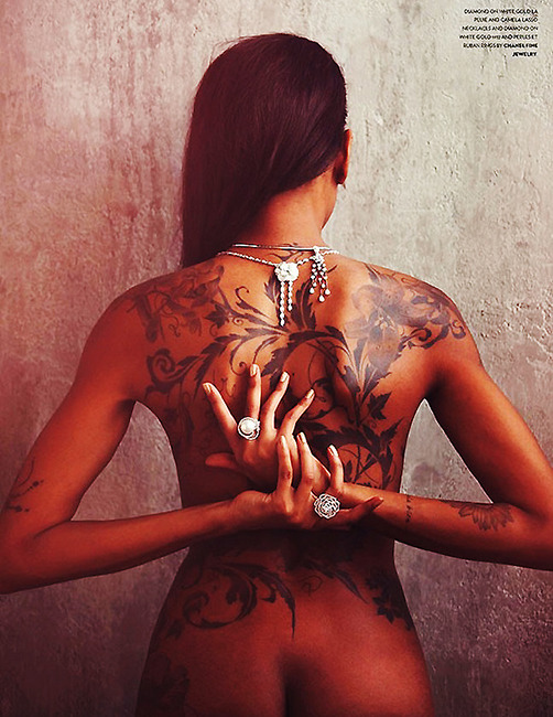 De jolies femmes tatouées