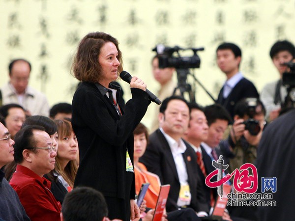 Caroline Puel pose des questions à Yang Jiechi, ministre chinois des Affaires étrangères, lors d'une conférence de presse en marge des sessions annuelles de l'APN et de la CCPPC.