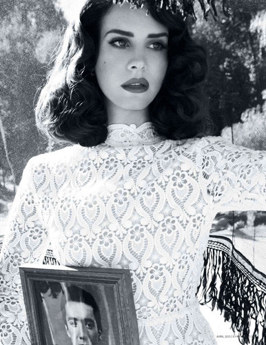 Lana Del Rey pose pour L&apos;Officiel