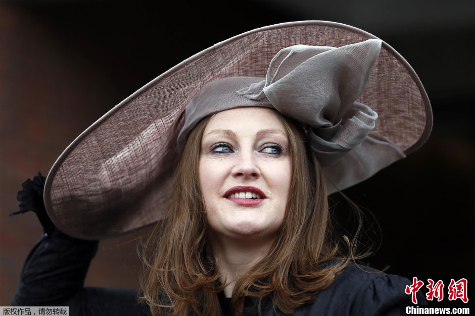 Défilé de chapeaux au Festival de Cheltenham