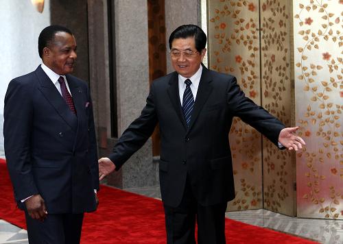 Le 29 avril 2010,  le président chinois Hu Jintao a rencontré le président de la République du Congo, Denis Sassou-Nguesso à Shanghai (Photo documentaire)