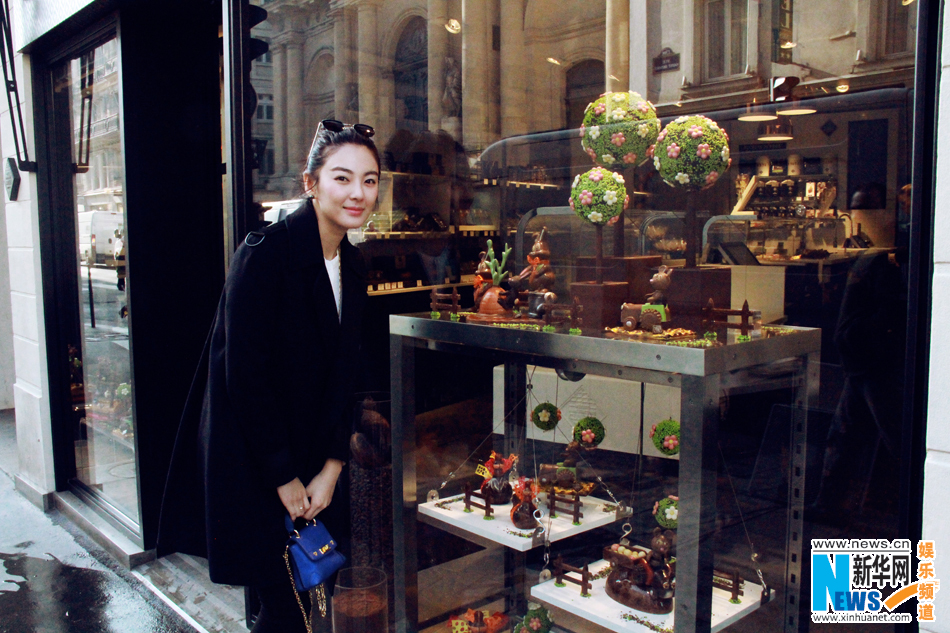 Look chic pour l&apos;actrice chinoise Zhang Yuqi à Paris
