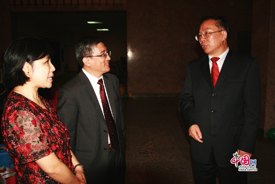 Le vice-directeur du Bureau de l'information du Conseil des affaires d'Etat de Chine, Wang Guoqing, discute avec Guan Jian, ambassadeur de Chine en République du Congo, et son épouse.