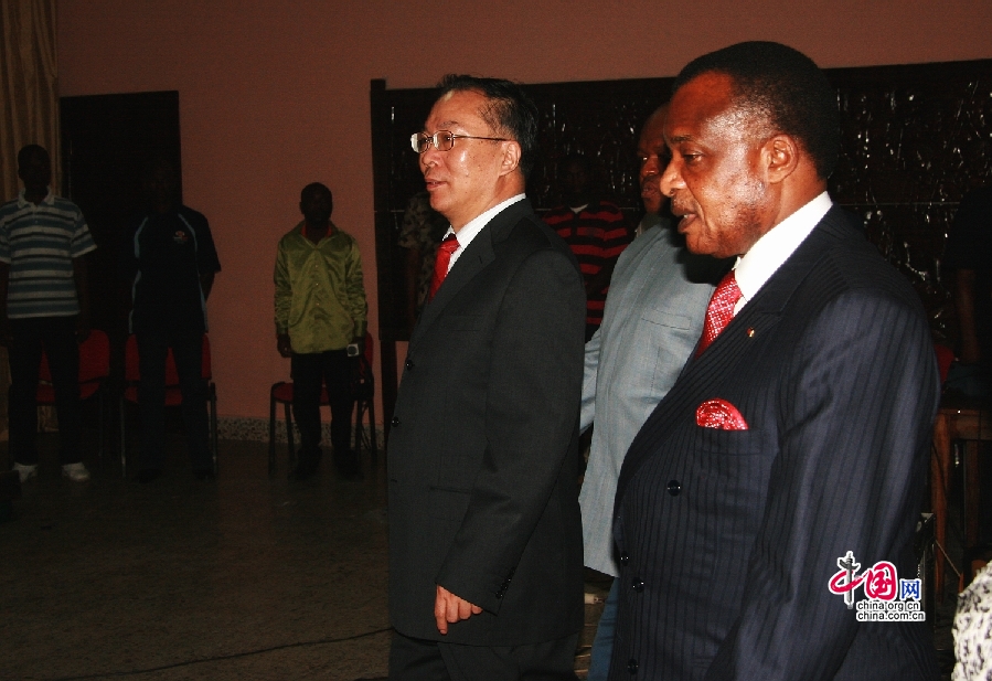 Le président congolais Denis Sassou-Nguesso et le vice-directeur du Bureau de l&apos;information du Conseil des affaires d&apos;Etat de Chine, Wang Guoqing, à l&apos;inauguration de « Perception de la Chine »
