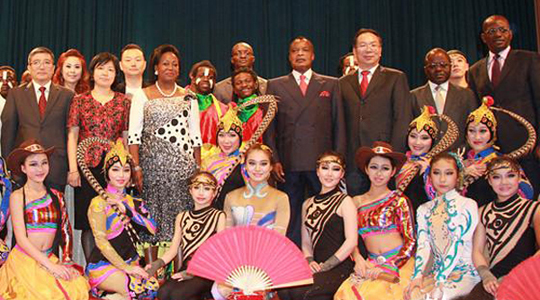 Photo de groupe après la soirée d'inauguration de la 'Perception de la Chine'