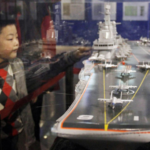 Une maquette du porte-avions Liaoning exposée à Nankin