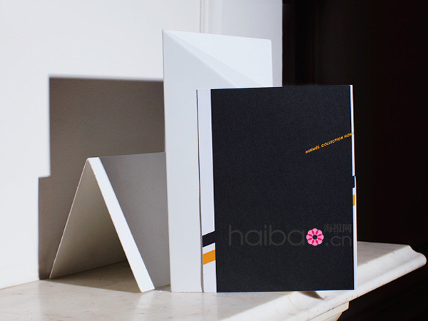 Les cartes d&apos;invitation aux défilés de la Fashion Week homme de Paris