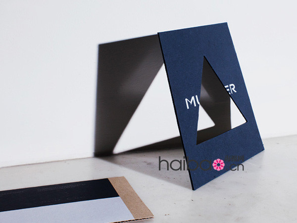 Les cartes d&apos;invitation aux défilés de la Fashion Week homme de Paris