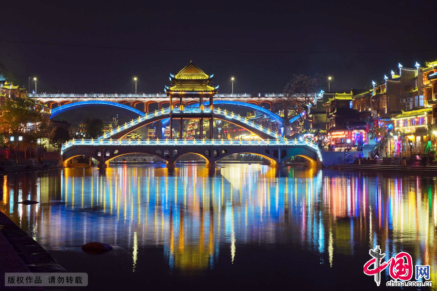 凤凰古城炫丽的夜景。中国网图片库 张旭摄
