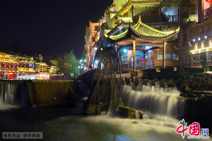 凤凰古城炫丽的夜景。中国网图片库 张旭摄