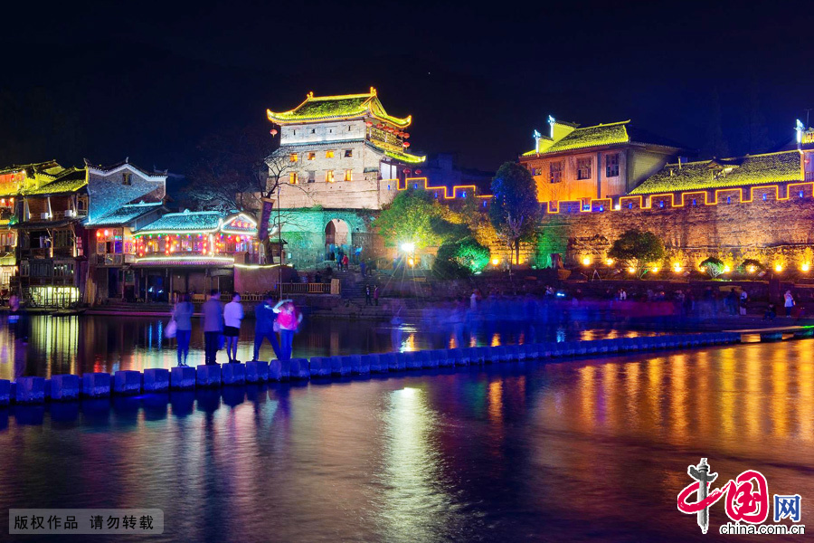 凤凰古城炫丽的夜景。中国网图片库 张旭摄