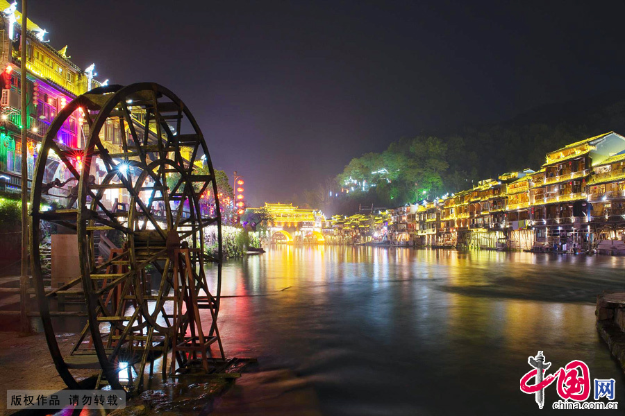 凤凰古城炫丽的夜景。中国网图片库 张旭摄