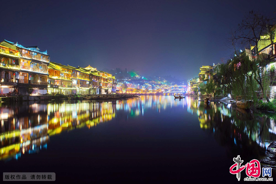 凤凰古城炫丽的夜景。中国网图片库 张旭摄