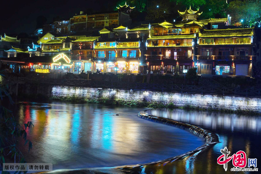 凤凰古城炫丽的夜景。中国网图片库 张旭摄