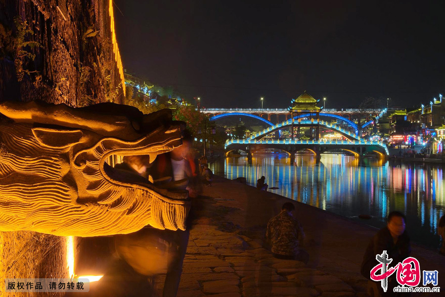 凤凰古城炫丽的夜景。中国网图片库 张旭摄