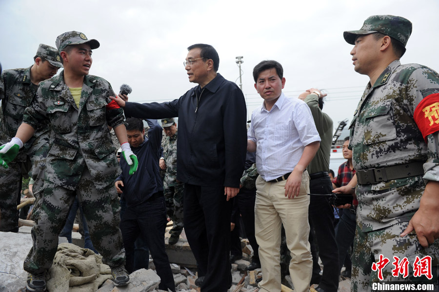 Li Keqiang dirige les opérations de secours dans la région de l&apos;épicentre