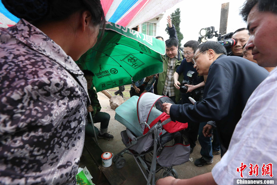 Li Keqiang dirige les opérations de secours dans la région de l'épicentre