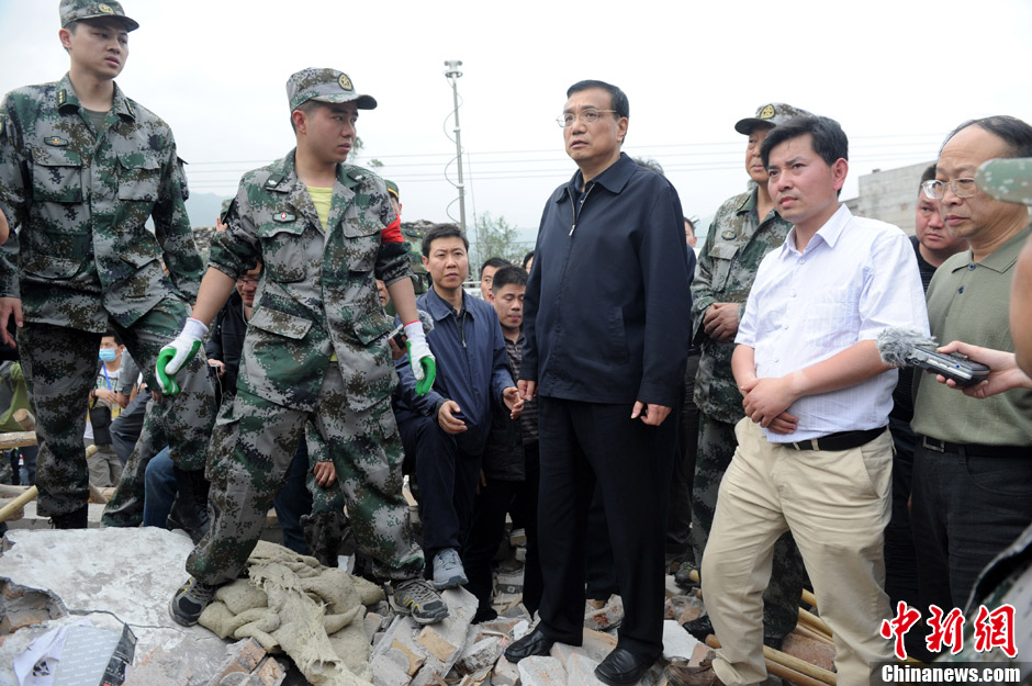 Li Keqiang dirige les opérations de secours dans la région de l'épicentre