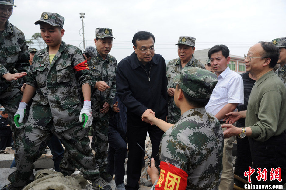 Li Keqiang dirige les opérations de secours dans la région de l'épicentre