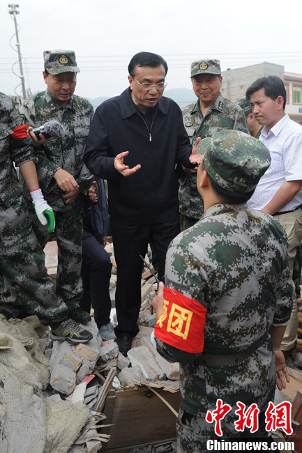 Li Keqiang dirige les opérations de secours dans la région de l'épicentre