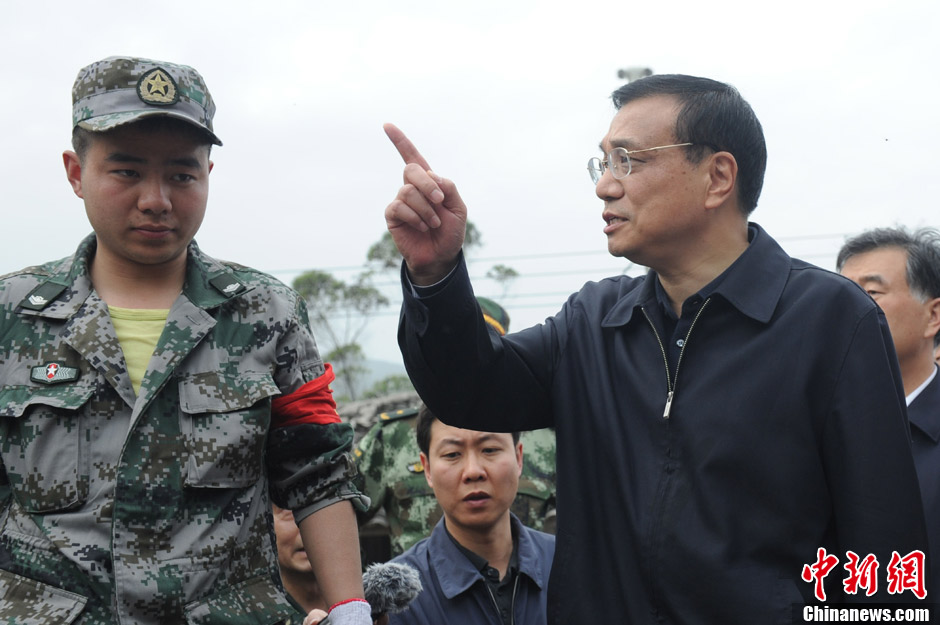 Li Keqiang dirige les opérations de secours dans la région de l'épicentre