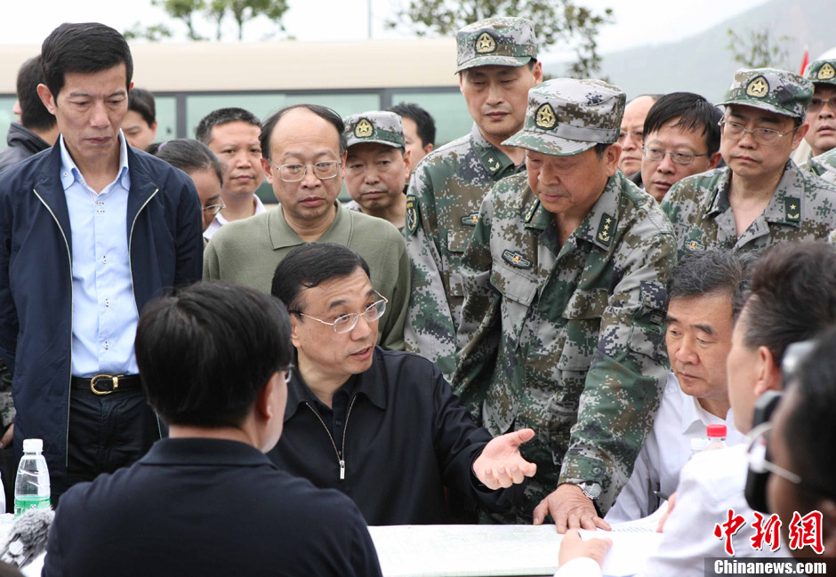 Li Keqiang dirige les opérations de secours dans la région de l'épicentre