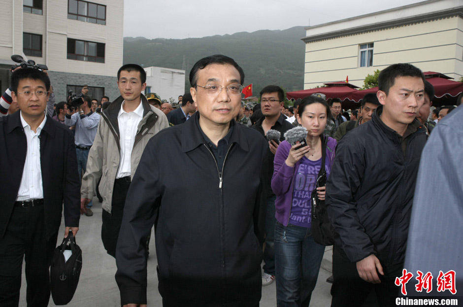 Li Keqiang dirige les opérations de secours dans la région de l'épicentre