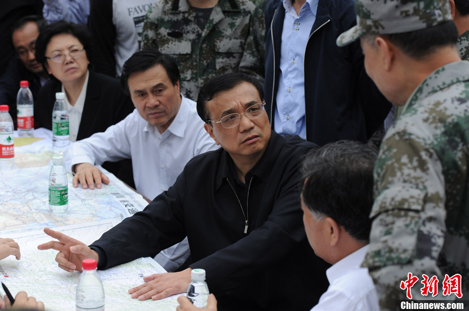 Li Keqiang dirige les opérations de secours dans la région de l'épicentre