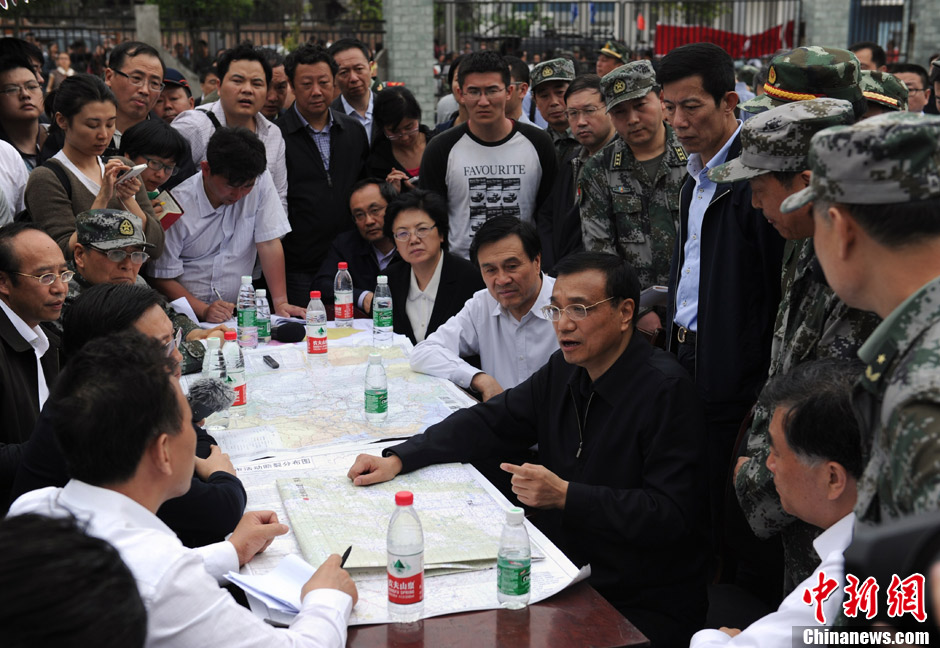 Li Keqiang dirige les opérations de secours dans la région de l'épicentre