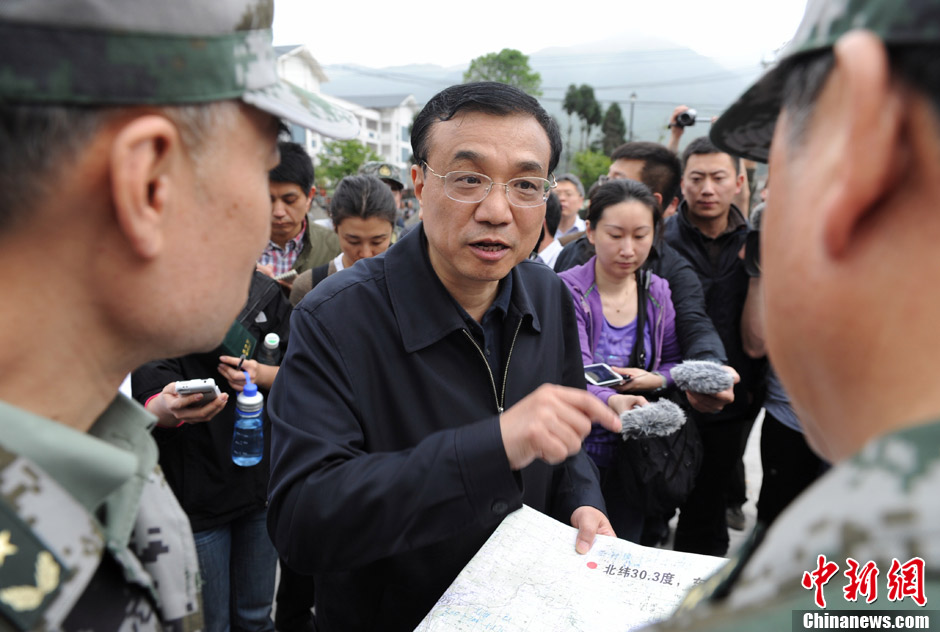 Li Keqiang dirige les opérations de secours dans la région de l'épicentre