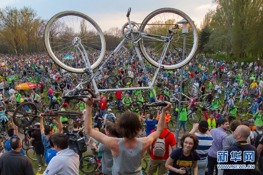 La 44e Journée mondiale de la Terre: 'Critical Mass', parcours cycliste organisé à Budapest