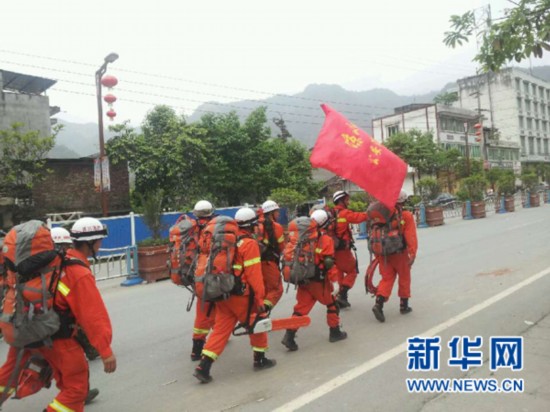 (Séisme de Lushan) Les premiers secouristes atteignent le district isolé de Baoxing