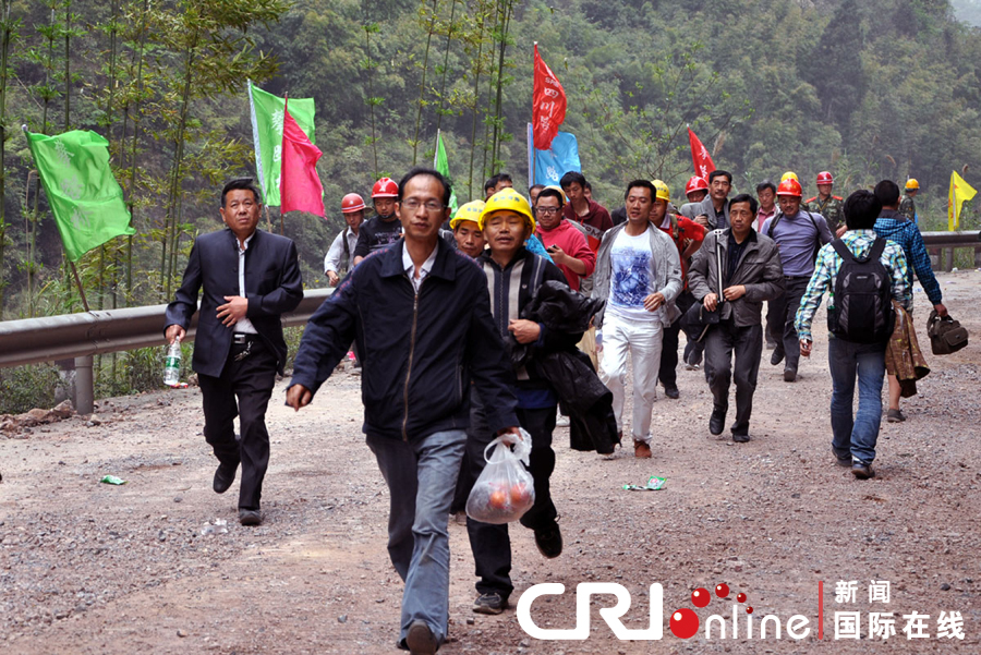 (Séisme de Lushan) Les premiers secouristes atteignent le district isolé de Baoxing
