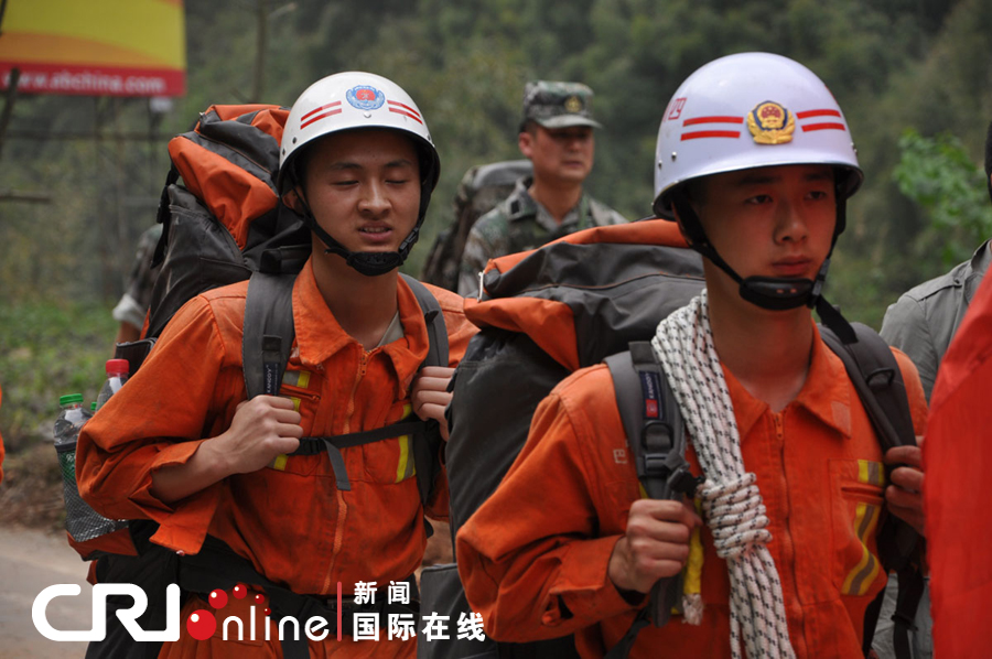 (Séisme de Lushan) Les premiers secouristes atteignent le district isolé de Baoxing