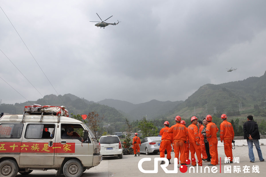 (Séisme de Lushan) Les premiers secouristes atteignent le district isolé de Baoxing