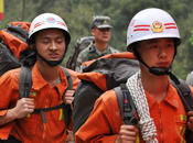 Les premiers secouristes atteignent le district isolé de Baoxing