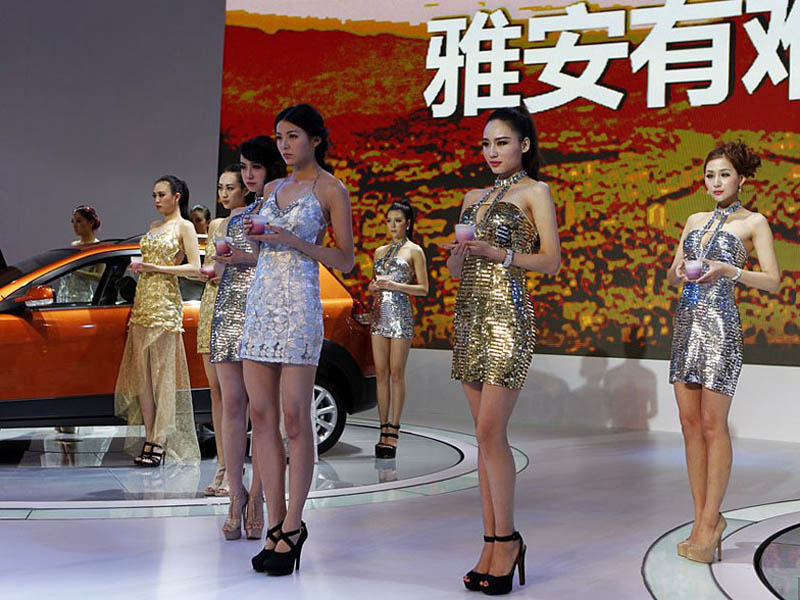 Salon de l'automobile de Shanghai : les hôtesses prient pour les sinistrés du séisme de Ya'an