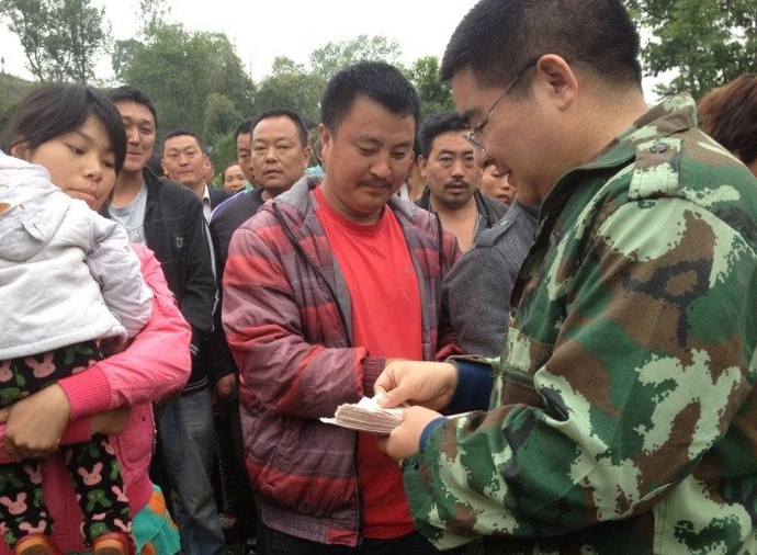 Séisme : Chen Guangbiao se rend à Lushan pour apporter du matériel de secours