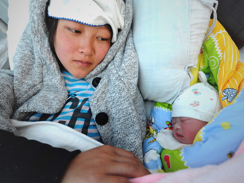 Séisme de Lushan : les nouveau-nés des camps d'hébergement