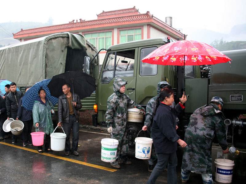 Des militaires apportent de l'eau potable aux sinistrés du séisme de Lushan