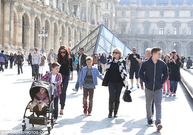 Victoria Beckham visite le musée du Louvre avec ses enfants