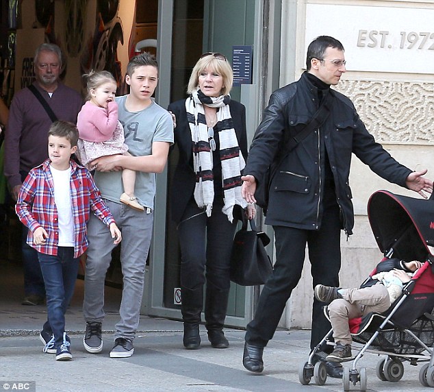 Victoria Beckham visite le musée du Louvre avec ses enfants