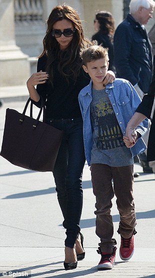 Victoria Beckham visite le musée du Louvre avec ses enfants