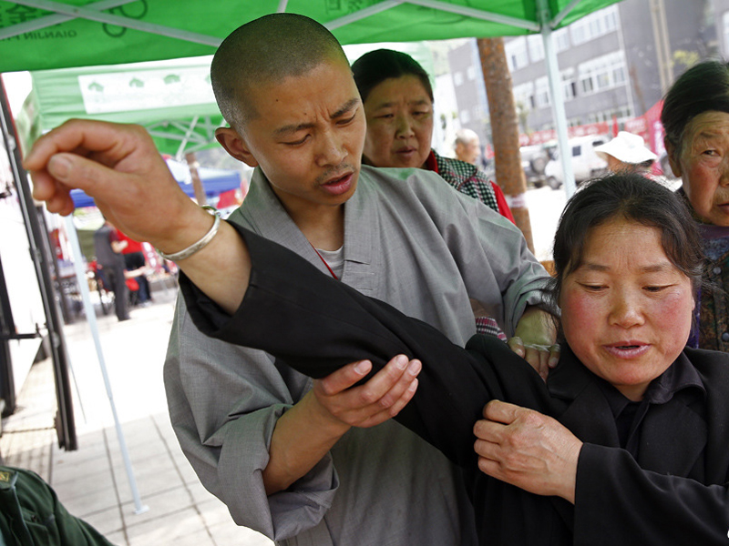 Les moines de Shaolin prennent soin des sinistrés du séisme de Lushan