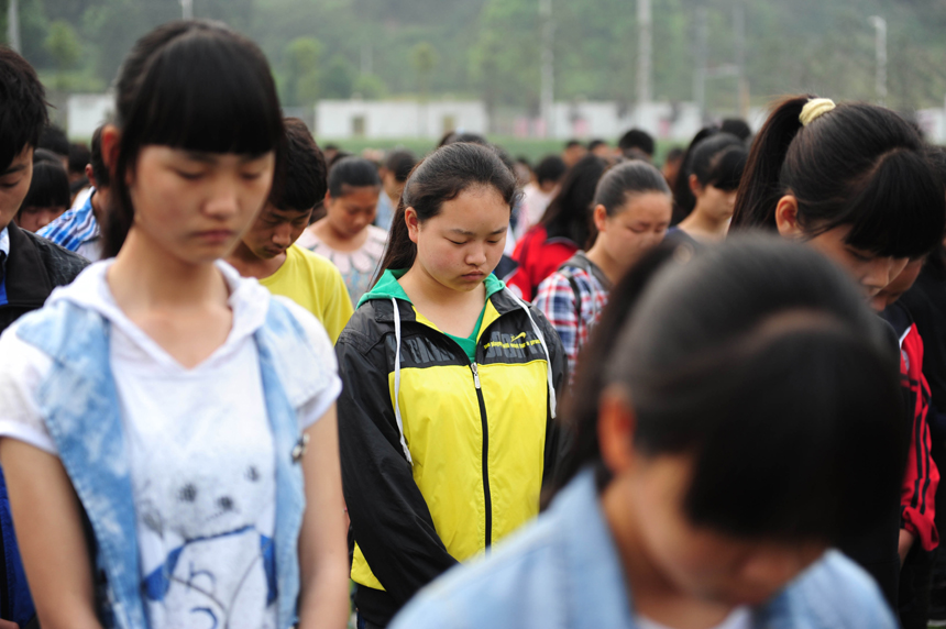 Public mourning was held on Saturday morning in southwest China's Sichuan Province for those who died in a 7.0-magnitude quake a week ago. 