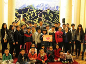 Des adolescents chinois de France versent des dons pour les sinistrés du séisme de Ya'an